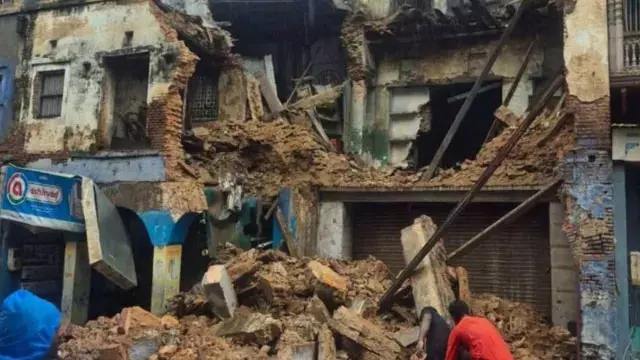 बेलनगंज बाजार में 150 साल पुराने जर्जर भवन का हिस्सा गिरा, बाल-बाल बचे व्यापारी और राहगीर बेलनगंज बाजार में 150 साल पुराने जर्जर भवन का हिस्सा गिरा, बाल-बाल बचे व्यापारी और राहगीर