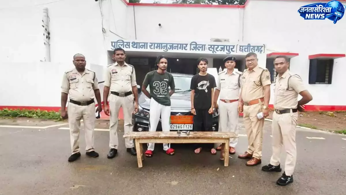 भाई के झगड़े का बदला लेने पहुंचे युवक, कार से चाकू और नकली बंदूक बरामद भाई के झगड़े का बदला लेने पहुंचे युवक, कार से चाकू और नकली बंदूक बरामद