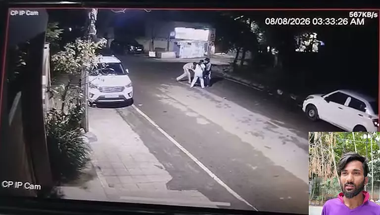 हिंदी न बोलने पर डिलीवरी बॉय से मारपीट का आरोप हिंदी न बोलने पर डिलीवरी बॉय से मारपीट का आरोप