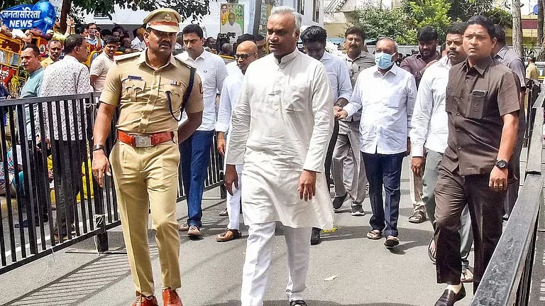 कर्नाटक में 3 महीने में 1,000 संदिग्ध अवैध इमिग्रेंट्स की पहचान कर्नाटक में 3 महीने में 1,000 संदिग्ध अवैध इमिग्रेंट्स की पहचान
