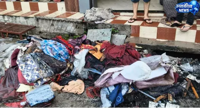 आजाद चौक की कपड़े की दुकान में आधी रात लगी भीषण आग आजाद चौक की कपड़े की दुकान में आधी रात लगी भीषण आग