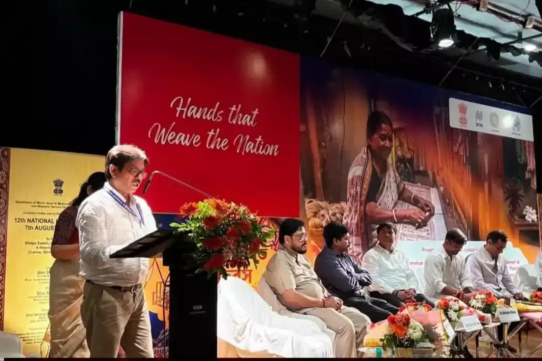 Kolkata: राष्ट्रीय हथकरघा दिवस पर बुनकरों के हित में योजनाओं को बढ़ावा देने पर जोर Kolkata: राष्ट्रीय हथकरघा दिवस पर बुनकरों के हित में योजनाओं को बढ़ावा देने पर जोर