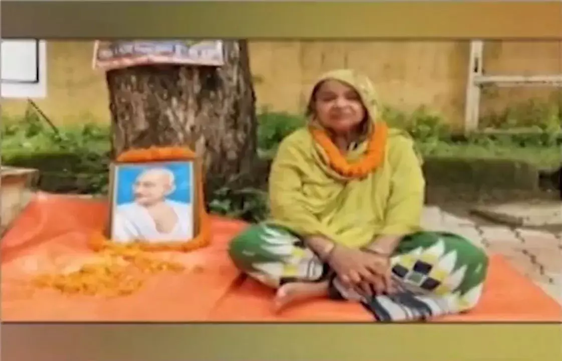 सरकारी रिकॉर्ड में महिला को मृत दिखाकर जमीन-घर हड़पने का आरोप सरकारी रिकॉर्ड में महिला को मृत दिखाकर जमीन-घर हड़पने का आरोप