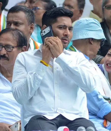 गिरफ्तारी पर रोक लगने के बाद अभिषेक बनर्जी का फरार पीए पूछताछ के लिए सीआईडी दफ्तर पहुंचा गिरफ्तारी पर रोक लगने के बाद अभिषेक बनर्जी का फरार पीए पूछताछ के लिए सीआईडी दफ्तर पहुंचा
