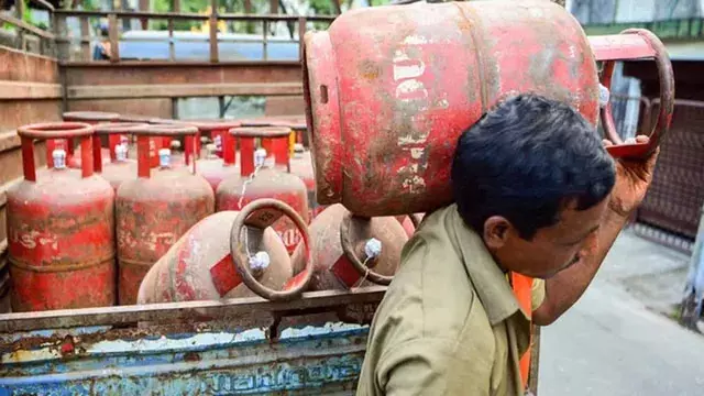 15 अगस्त तक ई-केवाईसी नहीं कराई तो बढ़ सकती है गैस सिलेंडर की परेशानी 15 अगस्त तक ई-केवाईसी नहीं कराई तो बढ़ सकती है गैस सिलेंडर की परेशानी