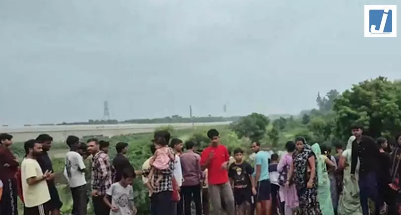 घर लौटते समय उफनते नाले में बहा युवक, तलाश जारी घर लौटते समय उफनते नाले में बहा युवक, तलाश जारी