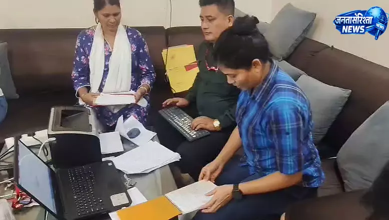 सिवनी में क्लर्क के 5 ठिकानों पर लोकायुक्त का छापा सिवनी में क्लर्क के 5 ठिकानों पर लोकायुक्त का छापा