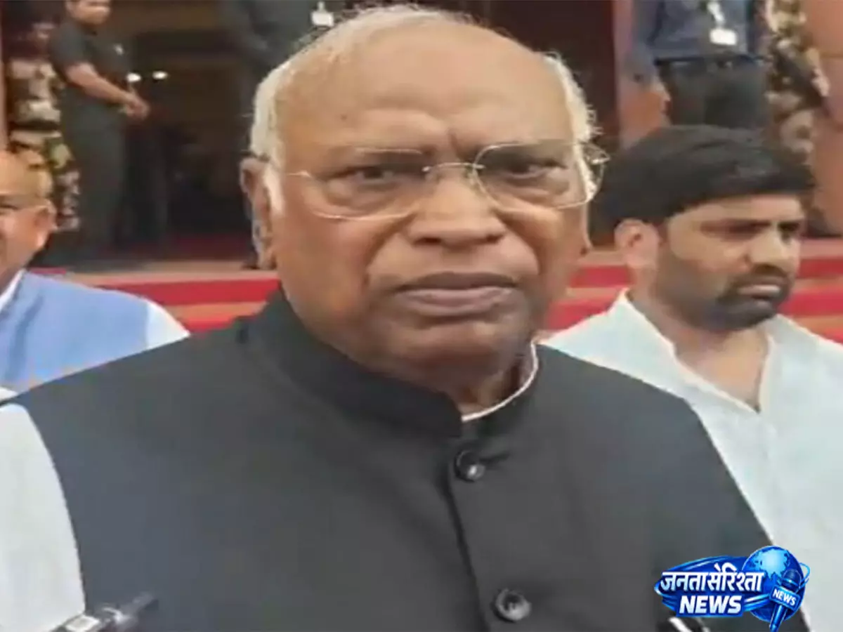 छात्रों के मुद्दे पर खरगे की मोदी सरकार को चुनौती संसद में बहस की मांग छात्रों के मुद्दे पर खरगे की मोदी सरकार को चुनौती संसद में बहस की मांग