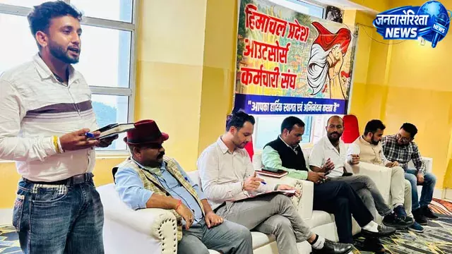 आउटसोर्स कर्मचारियों ने सरकार के खिलाफ खोला मोर्चा आउटसोर्स कर्मचारियों ने सरकार के खिलाफ खोला मोर्चा