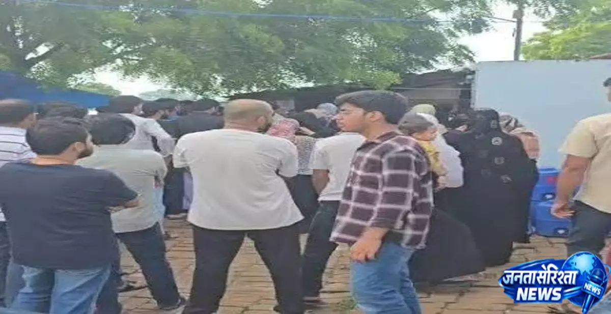 कसारी मसारी में आबान का जनाजा बेकाबू हुई भीड़ उमर और अली कड़ी सुरक्षा में पहुंचे कसारी मसारी में आबान का जनाजा बेकाबू हुई भीड़ उमर और अली कड़ी सुरक्षा में पहुंचे