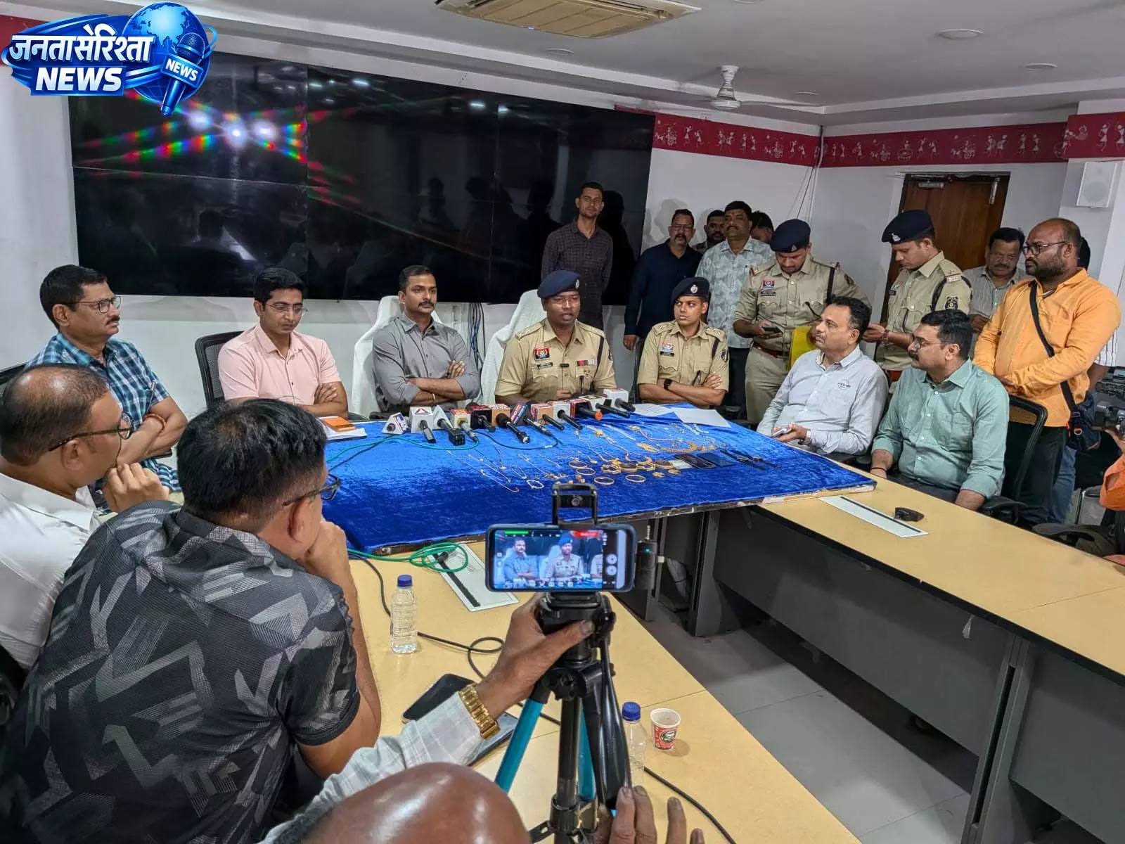 सूने मकान में 60 लाख की चोरी का खुलासा, 48 घंटे में दो आरोपी गिरफ्तार सूने मकान में 60 लाख की चोरी का खुलासा, 48 घंटे में दो आरोपी गिरफ्तार