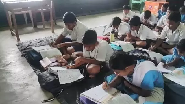 शिक्षकों की कमी के बीच 5 महीने से छात्रों की रखवाली कर रही MDM सहायिका शिक्षकों की कमी के बीच 5 महीने से छात्रों की रखवाली कर रही MDM सहायिका
