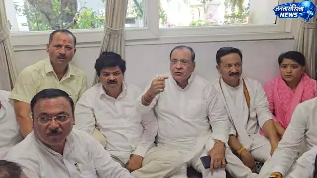 खड़गे की सभा फ्लॉप SP कार्यालय में घुसकर कांग्रेसियों ने दी गालियां खड़गे की सभा फ्लॉप SP कार्यालय में घुसकर कांग्रेसियों ने दी गालियां