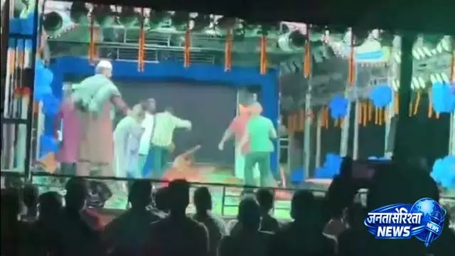 जाजपुर में जात्रा के दौरान कलाकारों पर कुर्सियां फेंकीं, अभिनेत्री घायल जाजपुर में जात्रा के दौरान कलाकारों पर कुर्सियां फेंकीं, अभिनेत्री घायल
