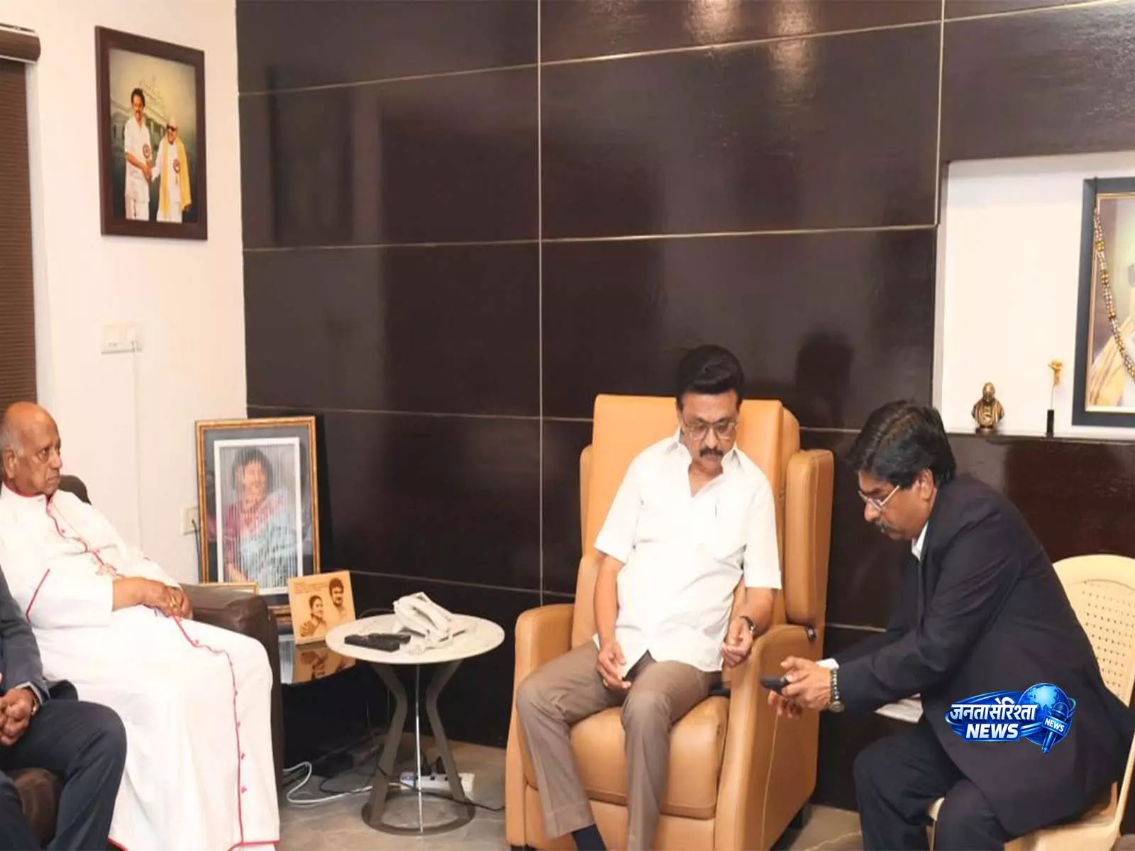 ईसाई बिशपों ने एम.के. स्टालिन से मुलाकात की और FCRA संशोधन बिल के खिलाफ DMK के रुख की सराहना की ईसाई बिशपों ने एम.के. स्टालिन से मुलाकात की और FCRA संशोधन बिल के खिलाफ DMK के रुख की सराहना की