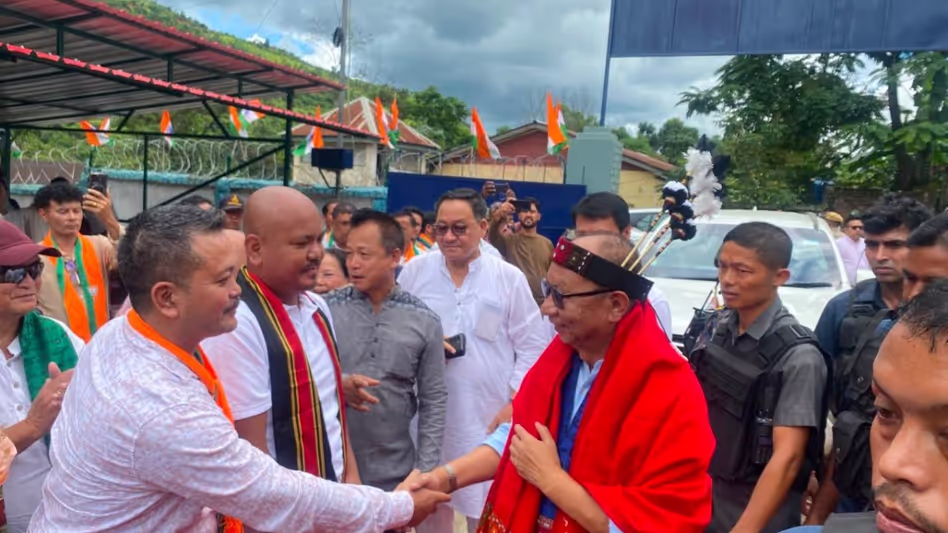 मणिपुर: NH खुलने के साथ इम्फाल-दीमापुर बस सेवा फिर से बहाल मणिपुर: NH खुलने के साथ इम्फाल-दीमापुर बस सेवा फिर से बहाल