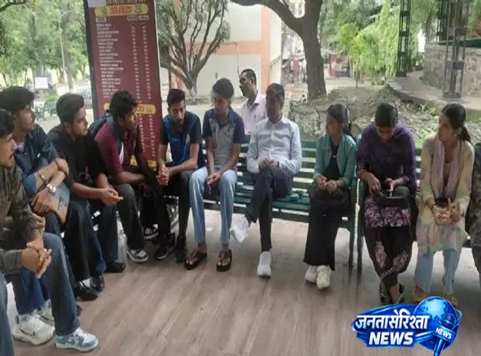 पंचकूला कॉलेज में शिक्षा मंत्री का सरप्राइज विजिट छात्रों ने रखी अपनी मांगें पंचकूला कॉलेज में शिक्षा मंत्री का सरप्राइज विजिट छात्रों ने रखी अपनी मांगें