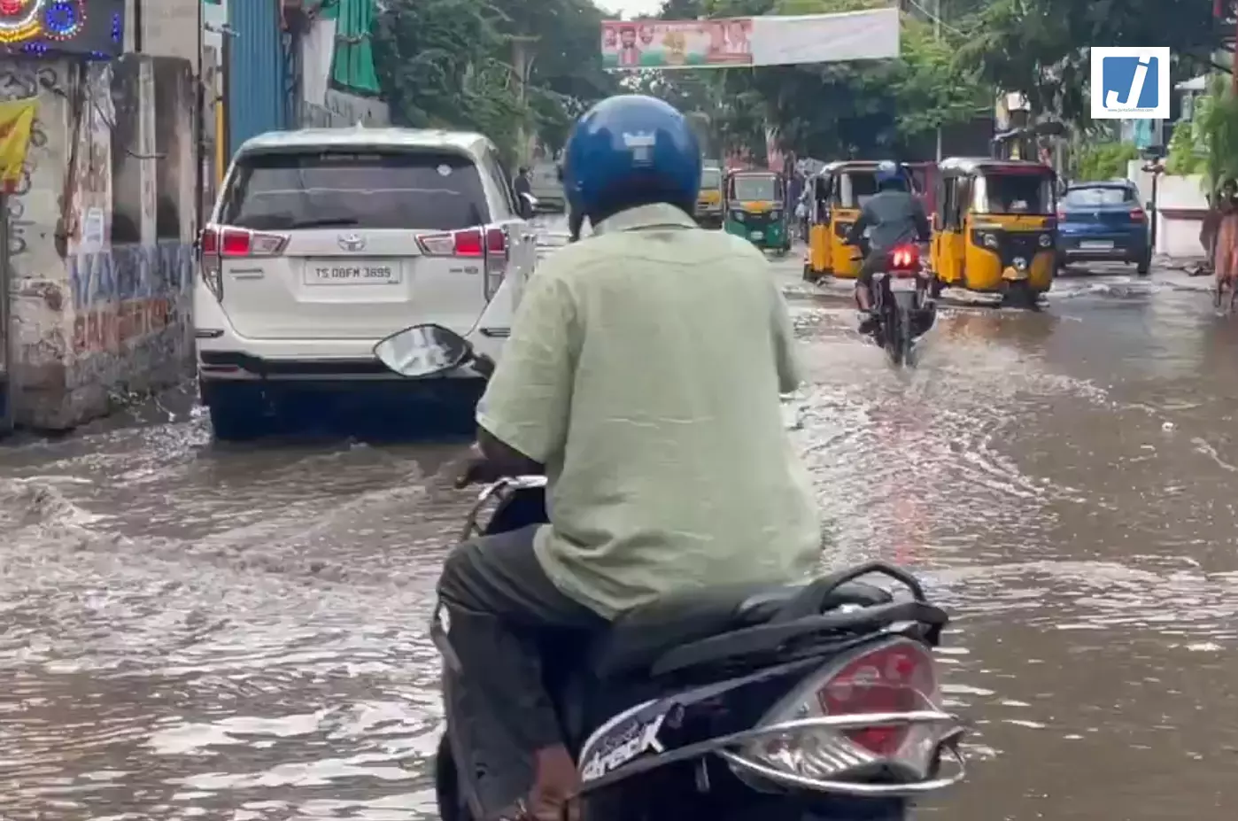 भारी बारिश से जलभराव, कई इलाकों में लोगों की बढ़ी परेशानी भारी बारिश से जलभराव, कई इलाकों में लोगों की बढ़ी परेशानी
