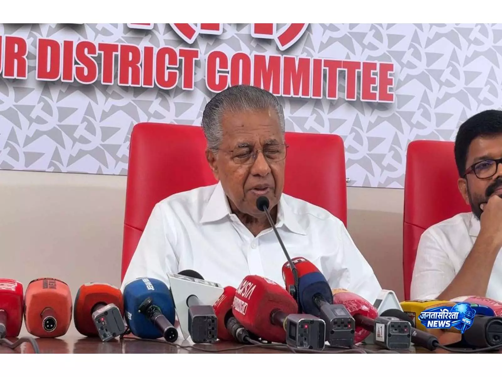 पिनराई विजयन ने वंदे मातरम का आदेश वापस लेने की मांग की पिनराई विजयन ने वंदे मातरम का आदेश वापस लेने की मांग की