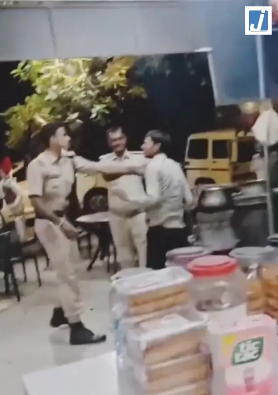 चाय के 100 रुपये मांगने पर भड़का पुलिसकर्मी चाय के 100 रुपये मांगने पर भड़का पुलिसकर्मी