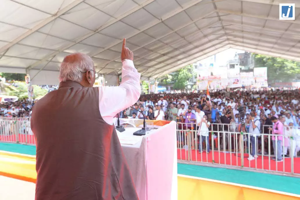 हल्द्वानी में मल्लिकार्जुन खरगे का BJP पर हमला हल्द्वानी में मल्लिकार्जुन खरगे का BJP पर हमला