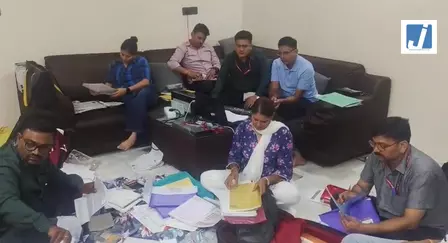 लोकायुक्त की रेड में पंचायत विभाग का करोड़पति बाबू बेनकाब लोकायुक्त की रेड में पंचायत विभाग का करोड़पति बाबू बेनकाब