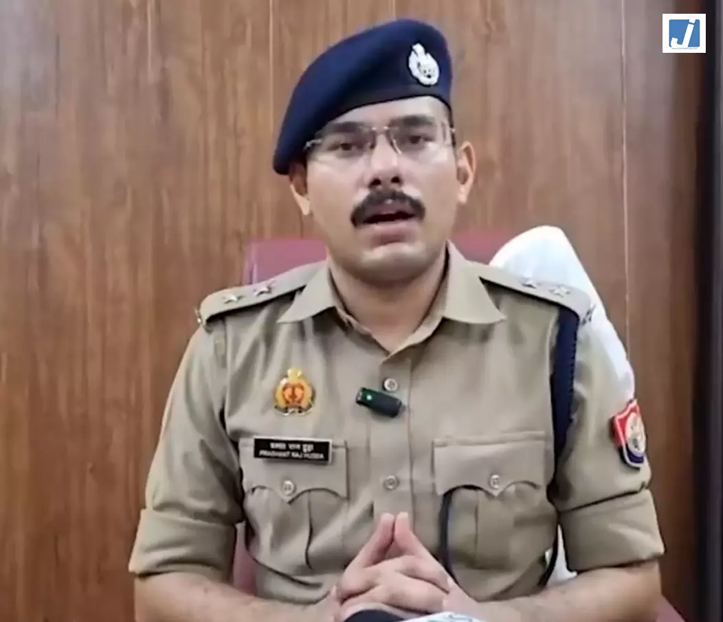 प्रतापगढ़ में रिश्तेदार ने युवक को मारी गोली गंभीर हालत में अस्पताल में भर्ती प्रतापगढ़ में रिश्तेदार ने युवक को मारी गोली गंभीर हालत में अस्पताल में भर्ती