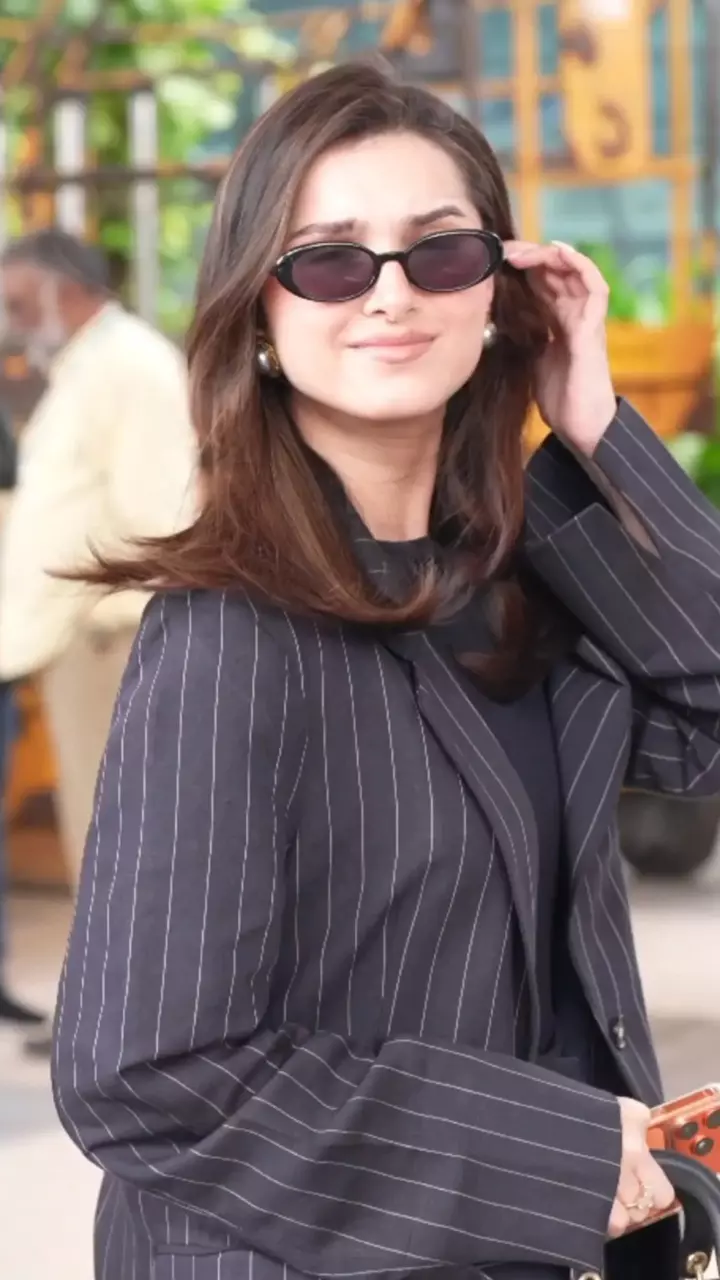 ओवरसाइज्ड पिनस्ट्राइप ब्लेज़र में तारा सुतारिया का बॉसी अंदाज ओवरसाइज्ड पिनस्ट्राइप ब्लेज़र में तारा सुतारिया का बॉसी अंदाज