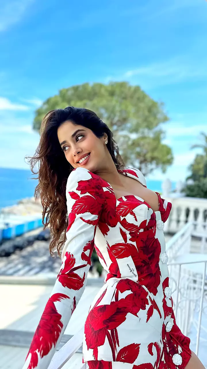 जाह्नवी कपूर के बोल्ड लुक ने बढ़ाया इंटरनेट का पारा जाह्नवी कपूर के बोल्ड लुक ने बढ़ाया इंटरनेट का पारा