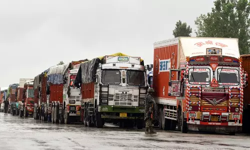 NH-44 में रुकावटों से कश्मीर के फल उत्पादक चिंतित NH-44 में रुकावटों से कश्मीर के फल उत्पादक चिंतित