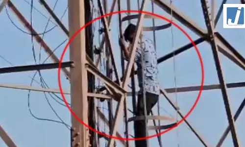 गर्लफ्रेंड से प्रपोजल हां कराने मोबाइल टावर पर चढ़ा युवक, पुलिस के छूटे पसीने गर्लफ्रेंड से प्रपोजल हां कराने मोबाइल टावर पर चढ़ा युवक, पुलिस के छूटे पसीने