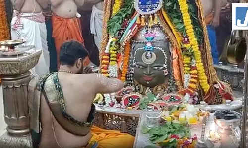 बाबा महाकाल का सूर्य, चंद्रमा और भांग से विशेष शृंगार; सिंगर बी प्राक ने किए दर्शन, शाम को देंगे प्रस्तुति