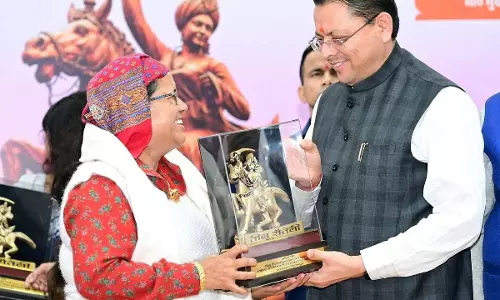 13 महिलाओं और 35 आंगनबाड़ी कार्यकर्ताओं का सम्मान