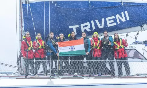 समुद्र प्रदक्षिणा से लौटीं नौ महिला अधिकारी, 314 दिन में 25,500 नॉटिकल मील का सफर समुद्र प्रदक्षिणा से लौटीं नौ महिला अधिकारी, 314 दिन में 25,500 नॉटिकल मील का सफर