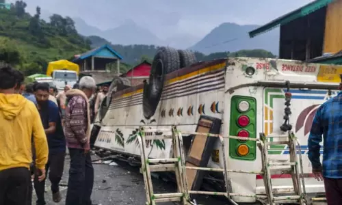 चंबा में दर्दनाक बस हादसा 100 फीट नीचे दूसरी सड़क पर गिरी बस; 7 की मौत, 11 घायल चंबा में दर्दनाक बस हादसा 100 फीट नीचे दूसरी सड़क पर गिरी बस; 7 की मौत, 11 घायल