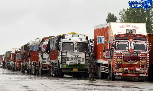 NH-44 पर बार-बार रुकावटों से कश्मीर के फल उत्पादक परेशान सेब सीजन में बढ़ी चिंता NH-44 पर बार-बार रुकावटों से कश्मीर के फल उत्पादक परेशान सेब सीजन में बढ़ी चिंता