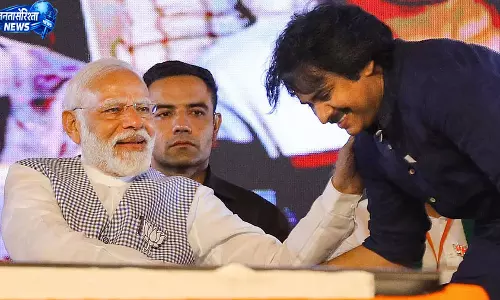 मोदी की आलोचना पर भावुक हुए पवन कल्याण मोदी की आलोचना पर भावुक हुए पवन कल्याण
