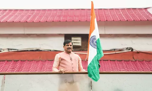 सीएम मोहन यादव ने भोपाल निवास पर राष्ट्रीय ध्वज फहराकर किया हर घर तिरंगा अभियान का शुभारंभ सीएम मोहन यादव ने भोपाल निवास पर राष्ट्रीय ध्वज फहराकर किया हर घर तिरंगा अभियान का शुभारंभ