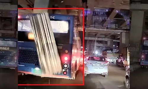 बेंगलुरु ORR पर मेट्रो की भारी शीट गिरी, टला बड़ा हादसा बेंगलुरु ORR पर मेट्रो की भारी शीट गिरी, टला बड़ा हादसा