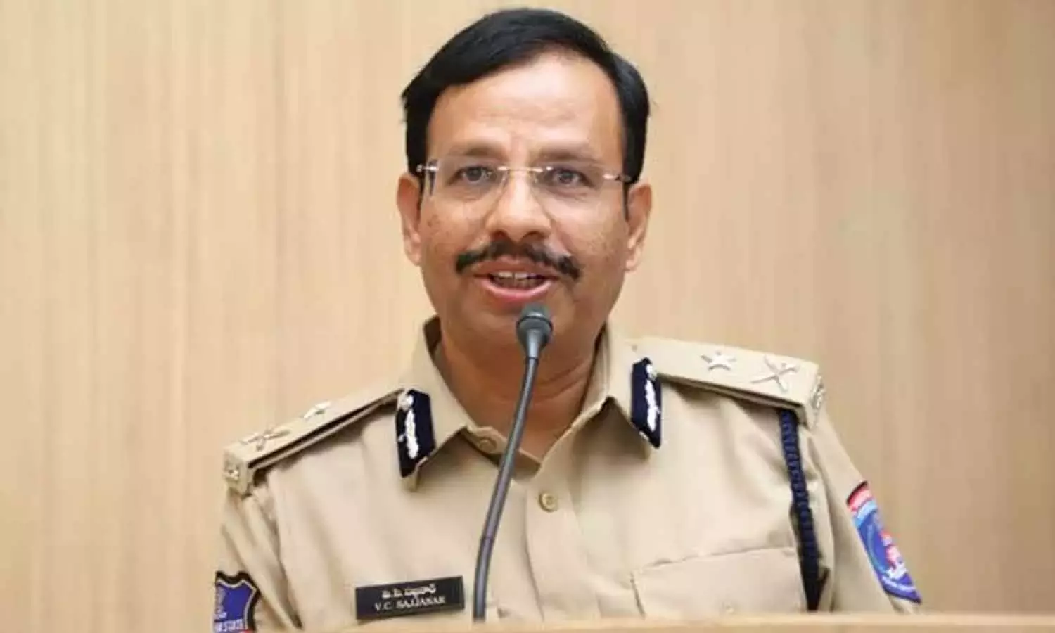 CP ने सोशल मीडिया पर युवा महिलाओं को लुभाने वाले नए जाल का पर्दाफ़ाश किया CP ने सोशल मीडिया पर युवा महिलाओं को लुभाने वाले नए जाल का पर्दाफ़ाश किया