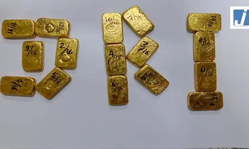 रेलवे स्टेशन पर यात्री से 3 करोड़ का सोना जब्त, गिरफ्तार रेलवे स्टेशन पर यात्री से 3 करोड़ का सोना जब्त, गिरफ्तार