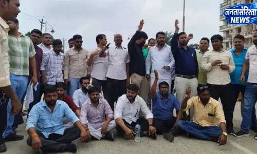 ठेकेदार हत्याकांड पर भड़के अधिवक्ता, सड़क जाम ठेकेदार हत्याकांड पर भड़के अधिवक्ता, सड़क जाम