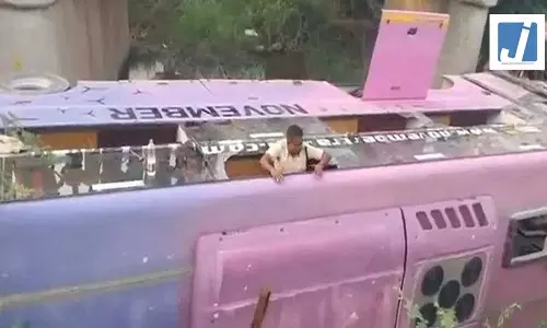 टक्कर के बाद बस पुल से गिरी, 20 लोग घायल टक्कर के बाद बस पुल से गिरी, 20 लोग घायल