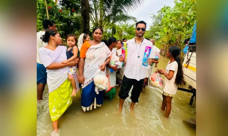 असम में दरियादिली: यूट्यूबर भुखन पाठक ने बाढ़ पीड़ितों को दी 3 लाख की मदद असम में दरियादिली: यूट्यूबर भुखन पाठक ने बाढ़ पीड़ितों को दी 3 लाख की मदद