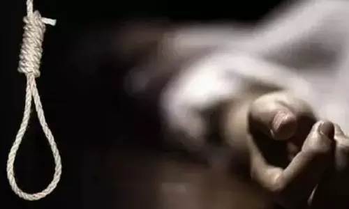 घर के कमरे में किशोरी का शव फंदे से लटका मिला, पुलिस ने शुरू की जांच घर के कमरे में किशोरी का शव फंदे से लटका मिला, पुलिस ने शुरू की जांच
