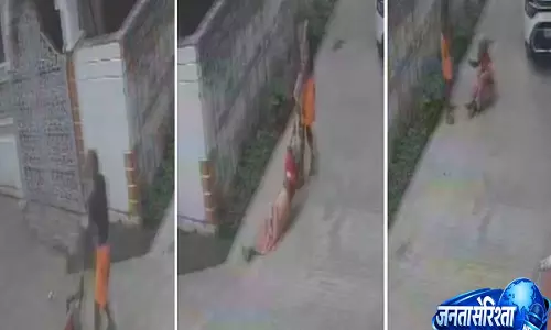 जबलपुर में 75 साल की मां को बेटे ने बाल पकड़कर सड़क पर घसीटा CCTV में कैद जबलपुर में 75 साल की मां को बेटे ने बाल पकड़कर सड़क पर घसीटा CCTV में कैद