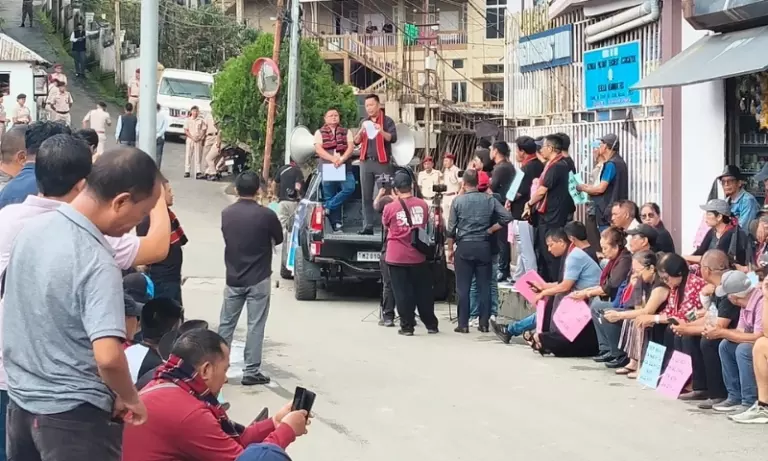Mizoram: MNF यूथ विंग का CMO के बाहर प्रदर्शन, CM से मांगी माफी