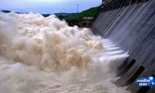 ओडिशा के संबलपुर में हीराकुंड बांध के चार और स्लुइस गेट खोले गए ओडिशा के संबलपुर में हीराकुंड बांध के चार और स्लुइस गेट खोले गए