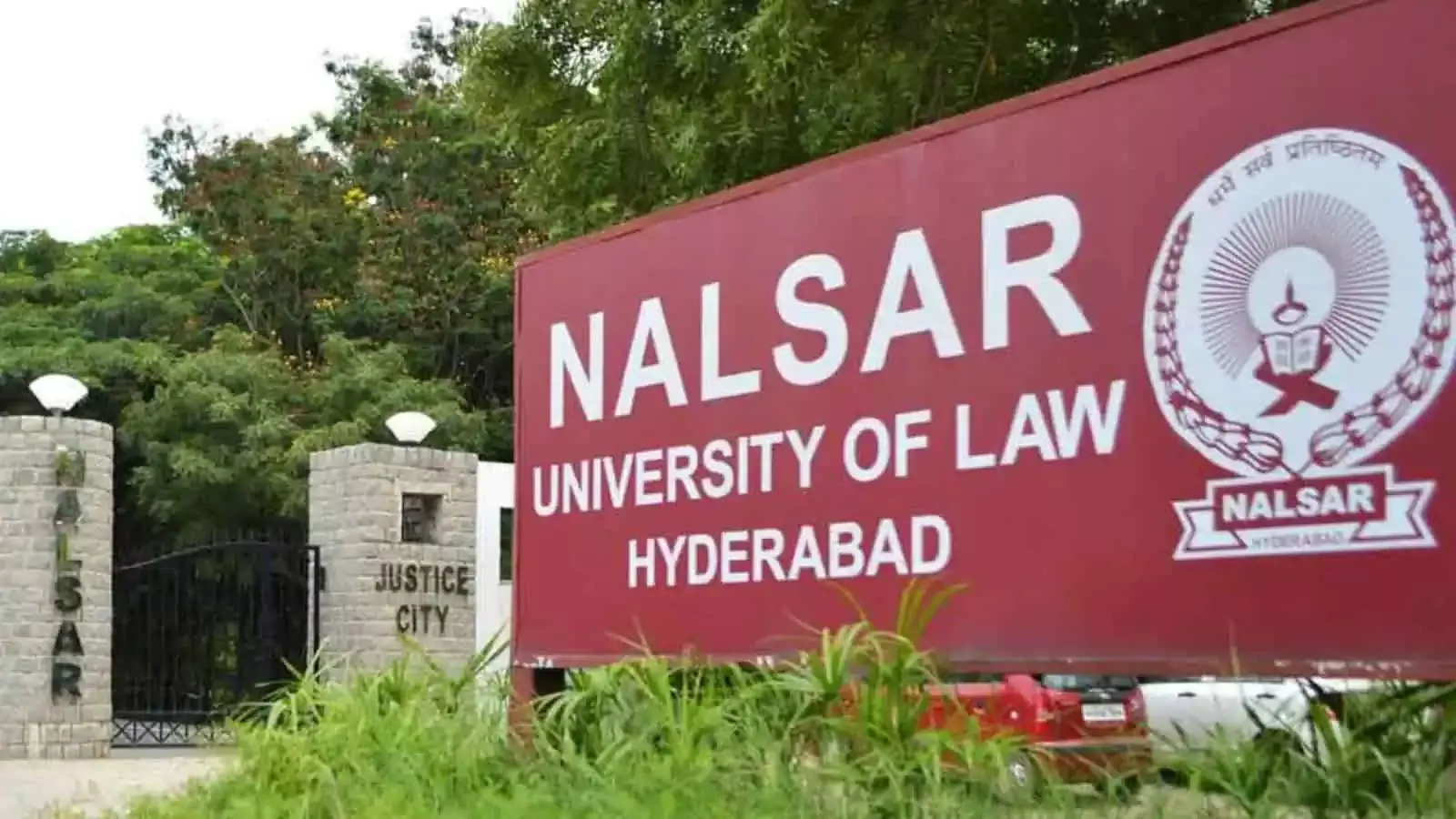 NALSAR दीक्षांत समारोह में CJI सूर्य कांत की एंट्री पर छात्रों का विरोध NALSAR दीक्षांत समारोह में CJI सूर्य कांत की एंट्री पर छात्रों का विरोध
