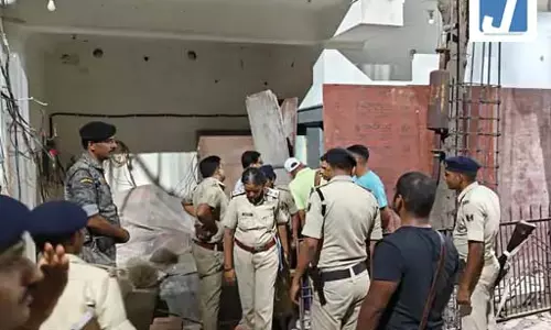 फर्जी IAS बनकर ठगी और दबंगई करने वाला युवक गिरफ्तार, टेस्ला-टाटा सफारी समेत विदेशी शराब बरामद फर्जी IAS बनकर ठगी और दबंगई करने वाला युवक गिरफ्तार, टेस्ला-टाटा सफारी समेत विदेशी शराब बरामद